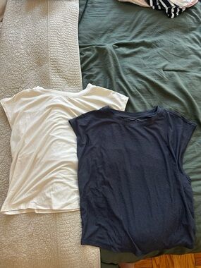 Set of Two Basic Active Tops in White and Black/Gray